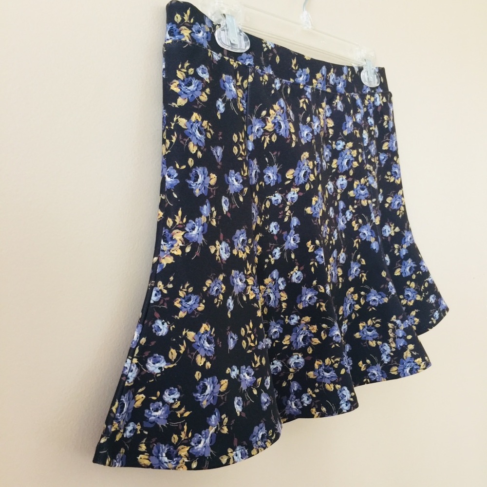 Zara women’s floral mini skirt size medium - Picture 3 of 5